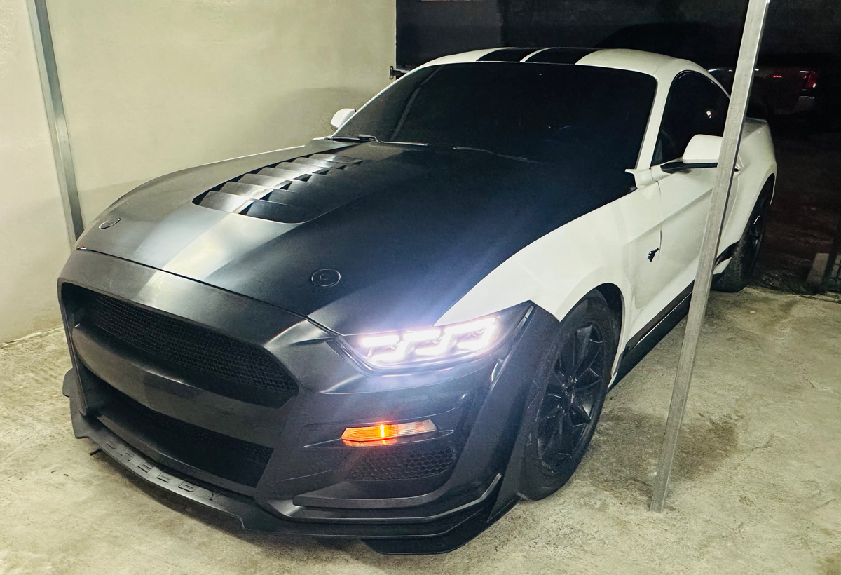 Instalación de cofre y fascia en Ford Mustang