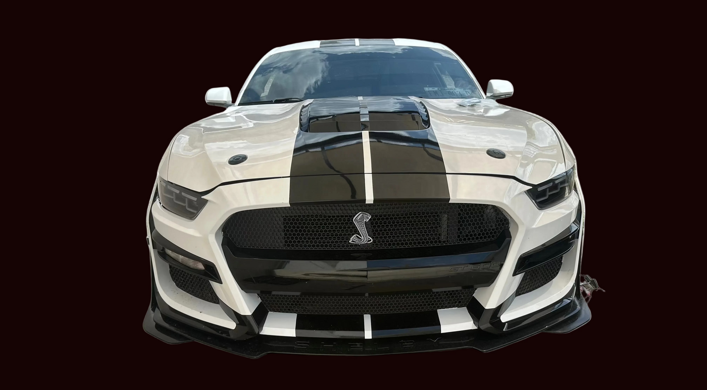 Ford Mustang con fascia y cofre GT500