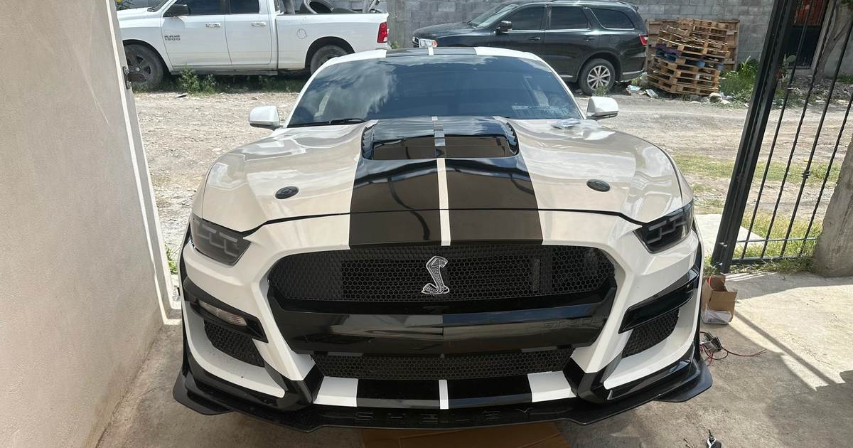 Ford Mustang con fascia y cofre GT500